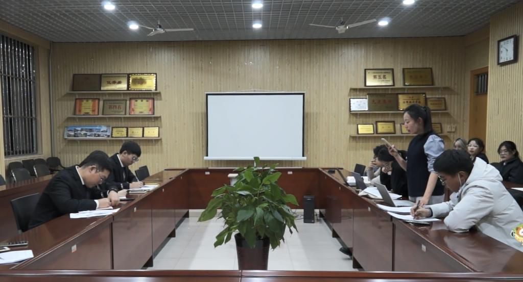 11月29日组织学生与山东瀛伟律师事务所举办一场模拟法庭辩论赛