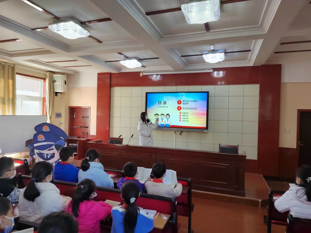 12月3日太阳成城集团tyc234cc师生联合莱山区司法局走进莱山区实验小学进行青少年权益保护普法宣讲